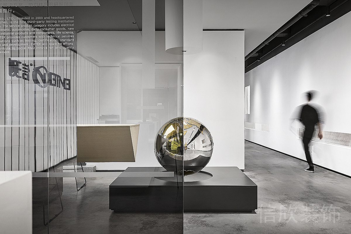 圓形金屬裝置幾何線條過道展區(qū)裝修設(shè)計