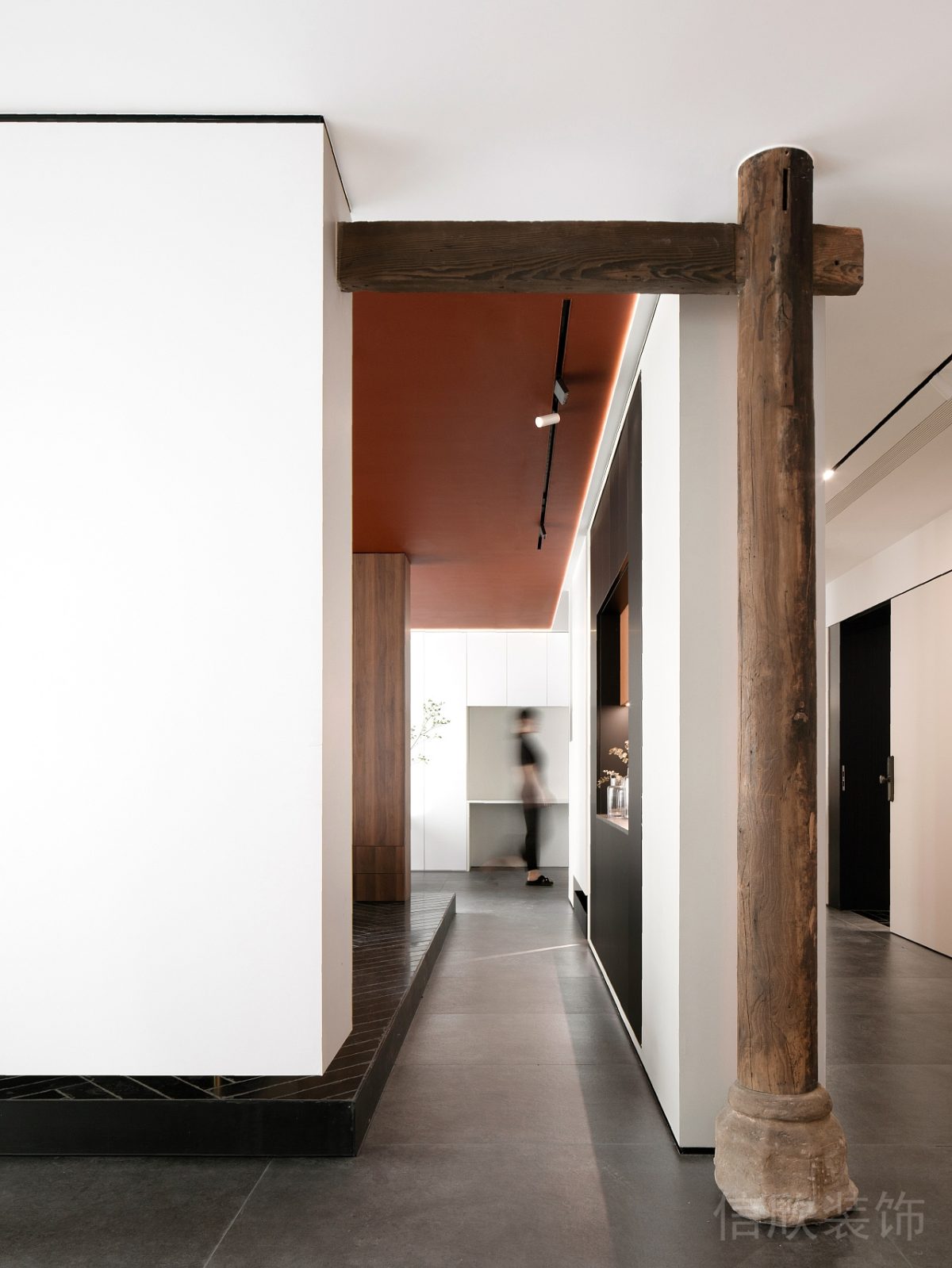 質(zhì)樸現(xiàn)代簡(jiǎn)約風(fēng)辦公空間過(guò)道木制立柱設(shè)計(jì)