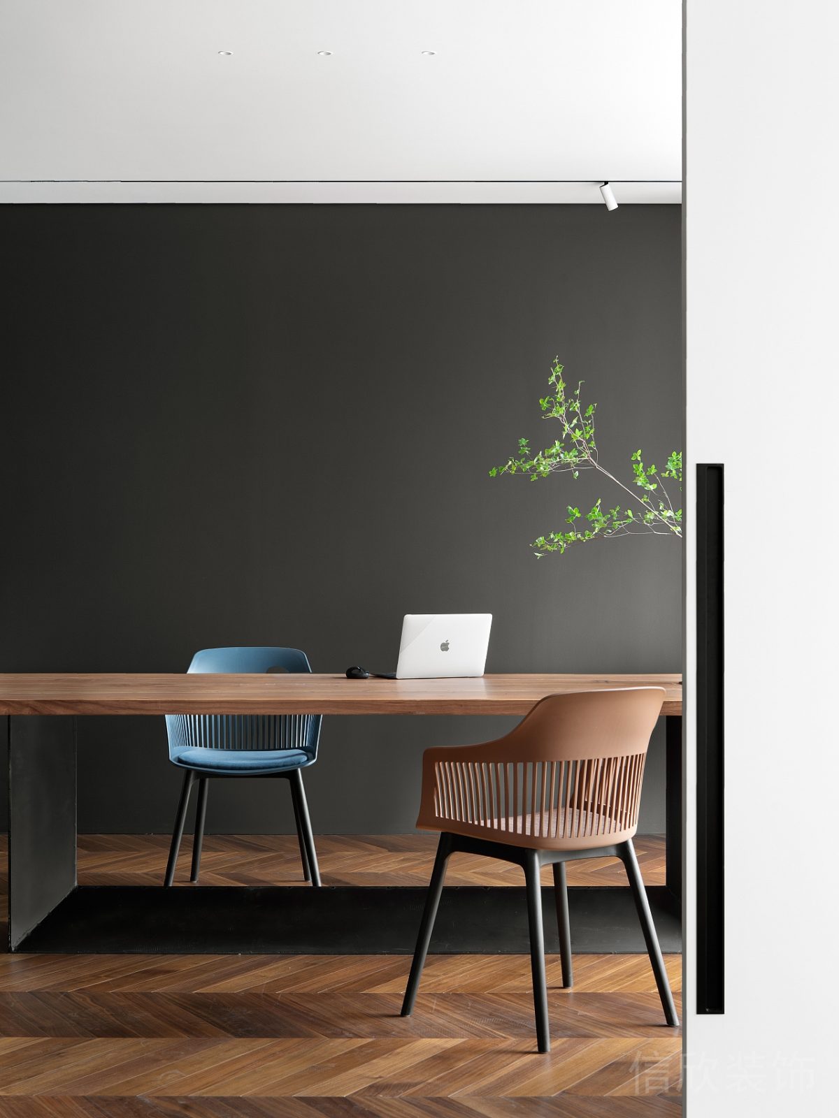 質(zhì)樸現(xiàn)代簡(jiǎn)約風(fēng)辦公空間接待黑色背景墻裝修設(shè)計(jì)