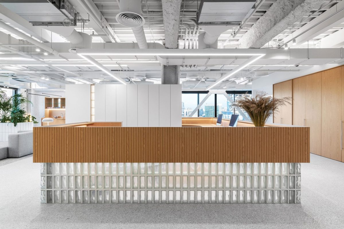 中式現(xiàn)代原木設(shè)計前臺接待區(qū)