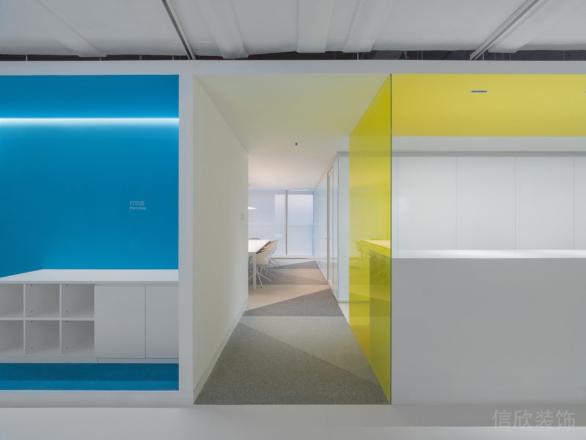 產品研發(fā)區(qū)域過道黃藍對稱走廊設計