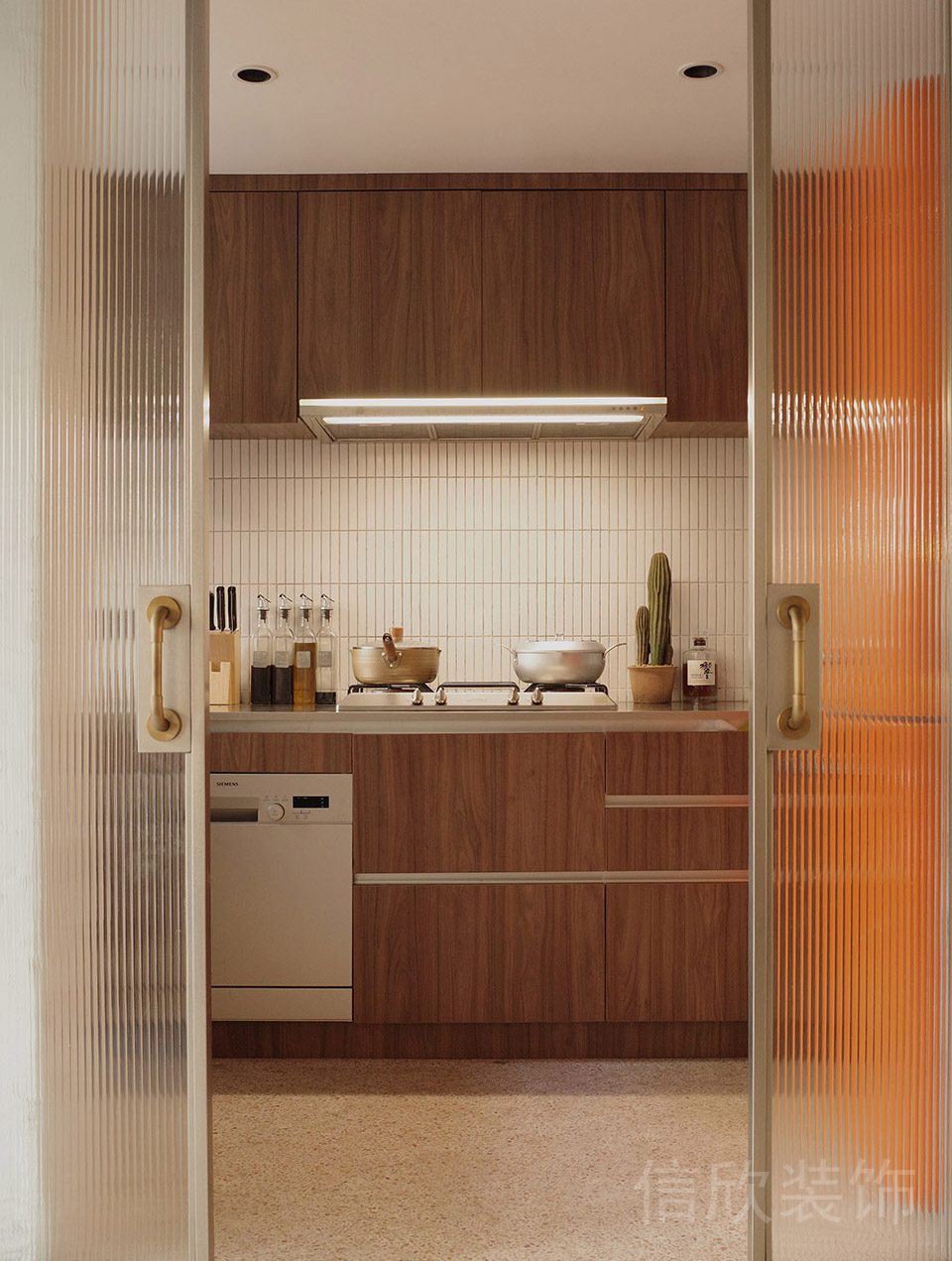 簡易烹飪區(qū)域磨砂玻璃推拉門隔斷辦公室空間