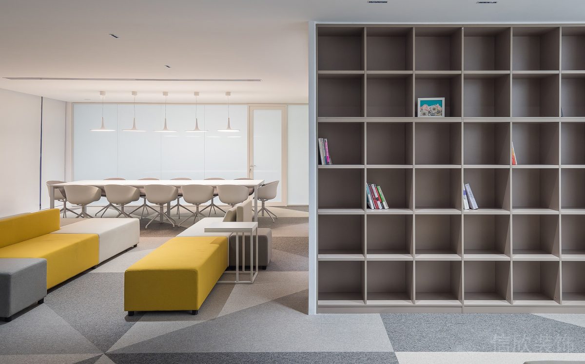 格子柜墻收納空間現(xiàn)代簡約辦公室裝修圖