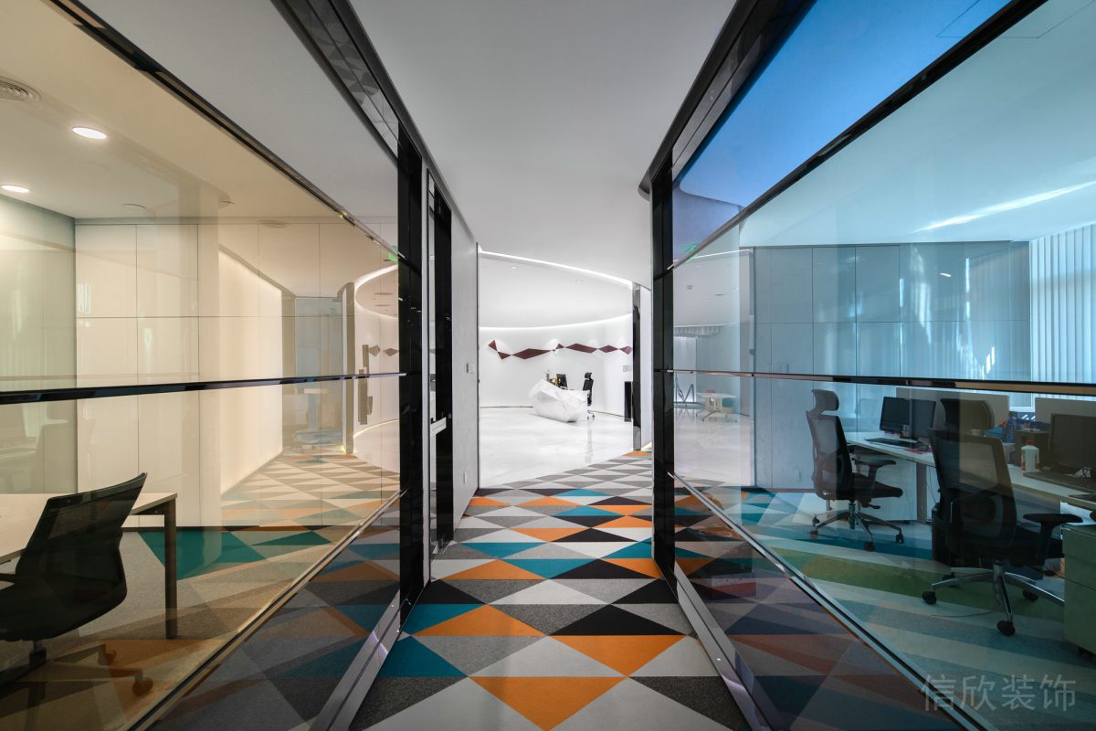 辦公室設(shè)計對稱式色彩玻璃墻體隔斷設(shè)計