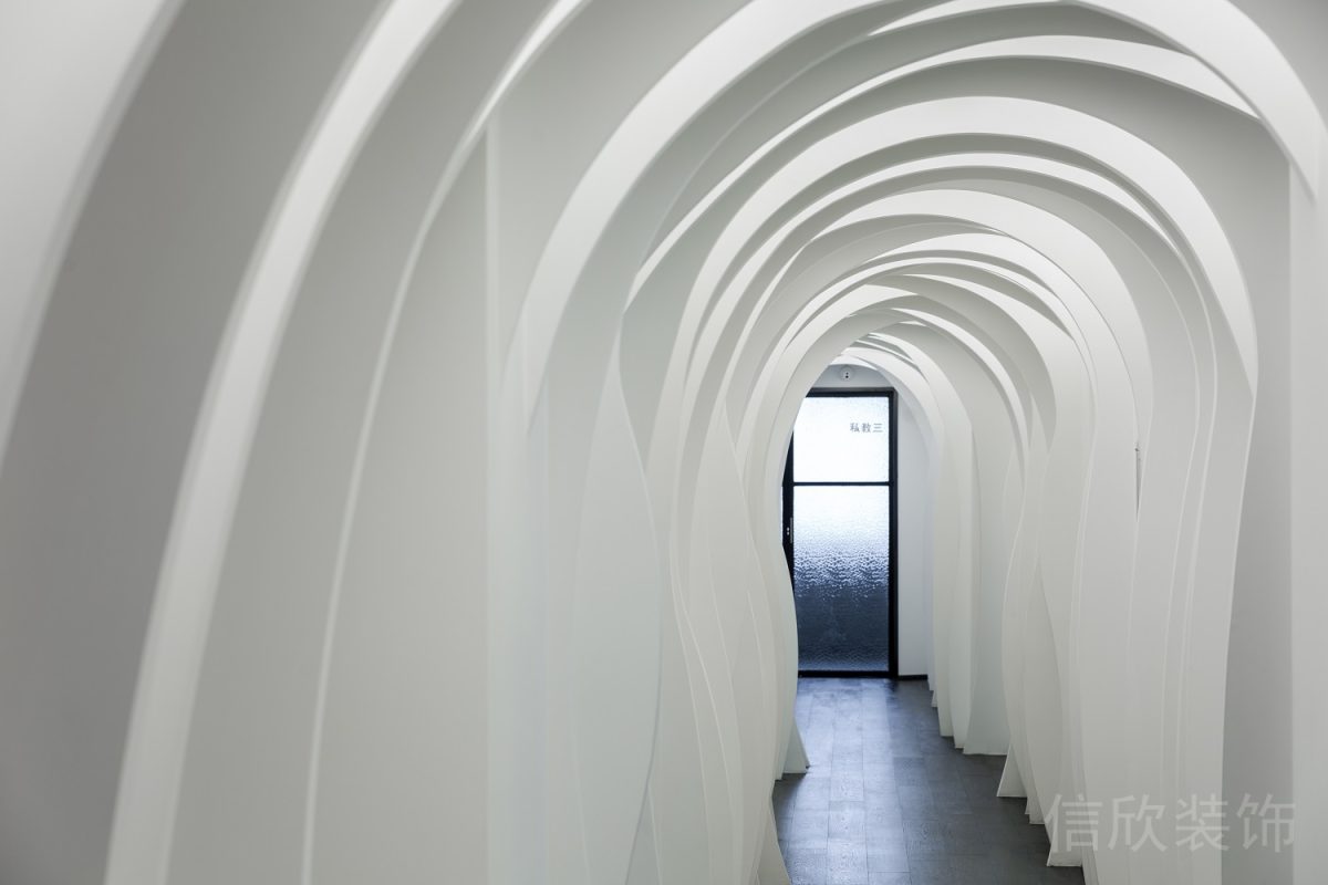 不規(guī)則弧形門面健身房走廊裝修設(shè)計(jì)