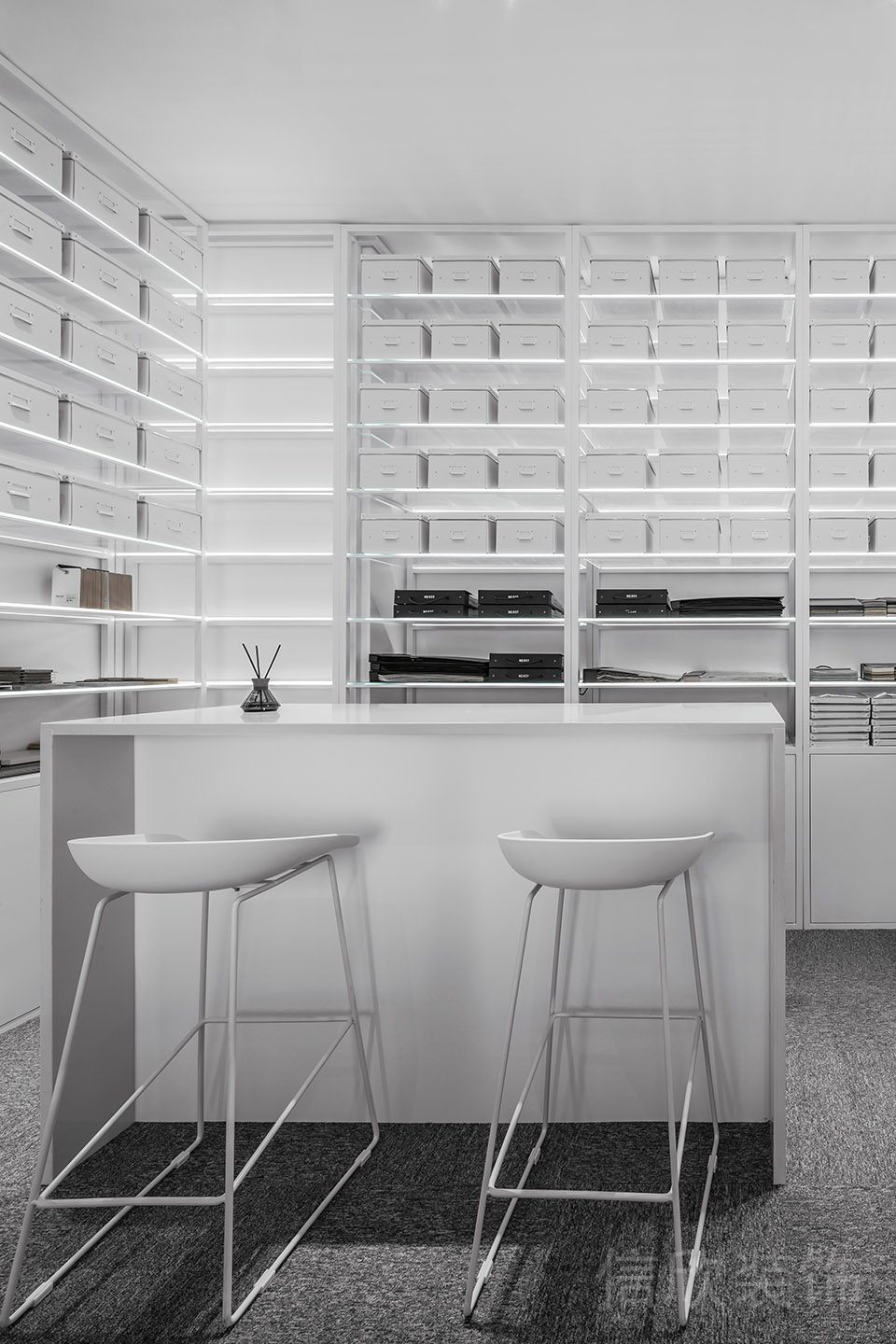 白色簡約風格辦公室吧臺柜體裝修設計