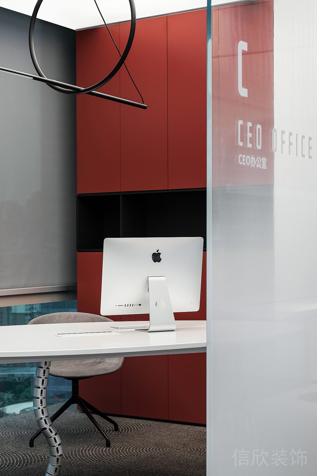 Ceo辦公室蛇形金屬桌腿裝修設(shè)計(jì)