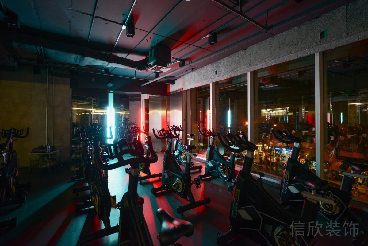 動感自行車工業(yè)風玻璃隔斷健身房裝修