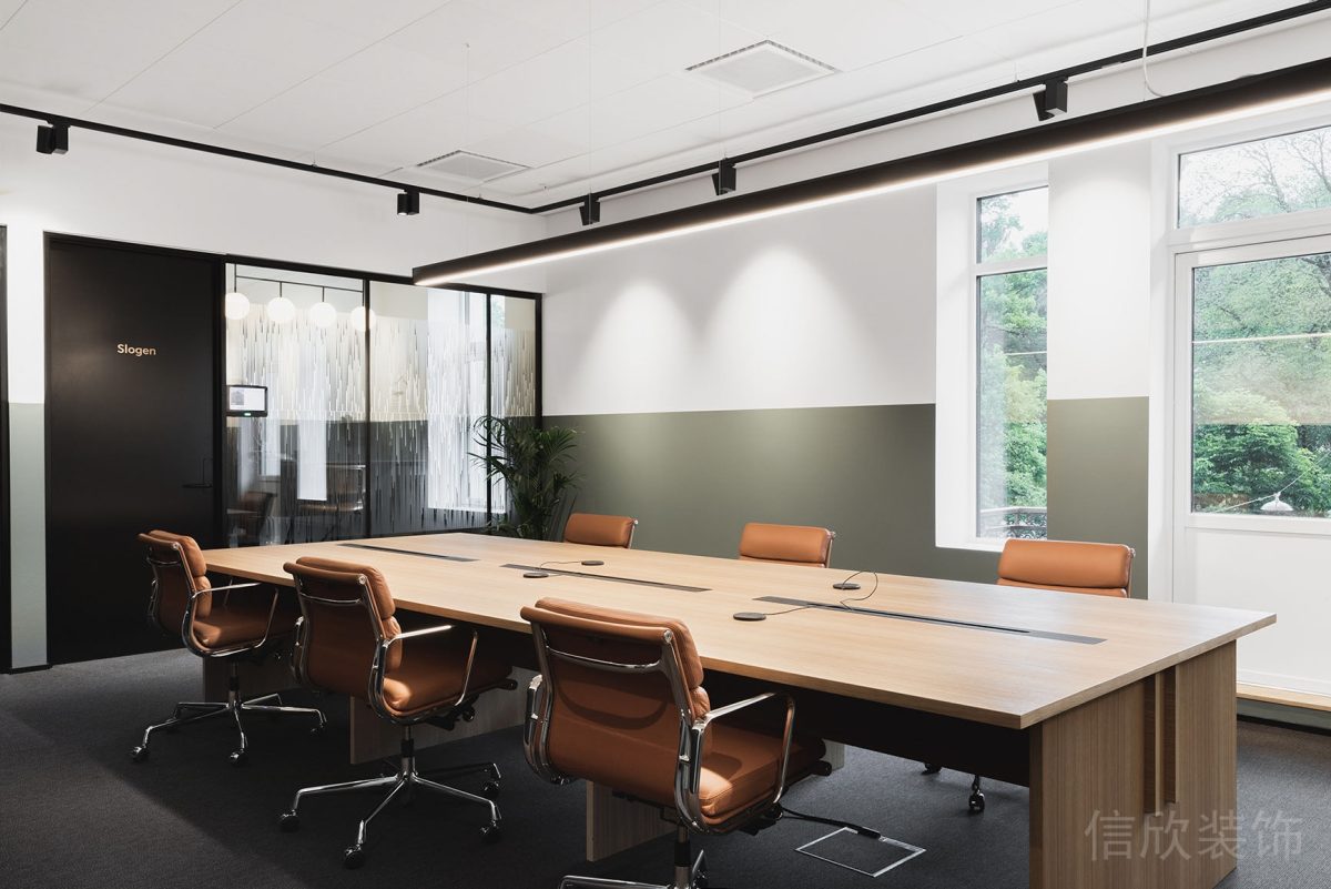 楓木木材長桌會議室棕色真皮沙發(fā)辦公室半墻涂料墻面設計