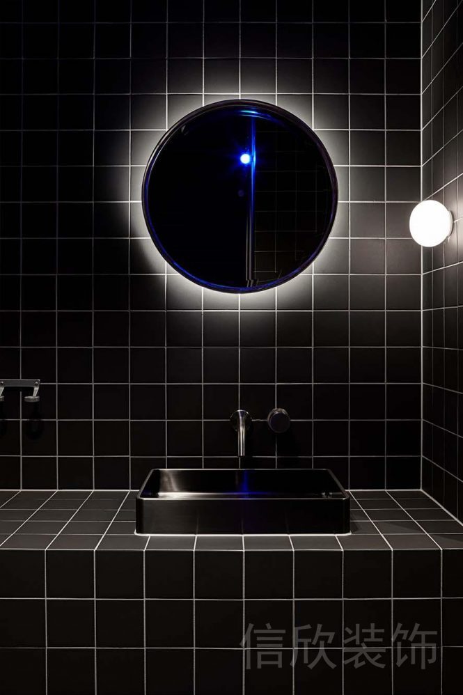 方形瓷磚暗色衛(wèi)生間裝修設(shè)計健身房洗手臺
