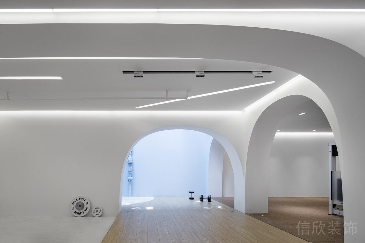 拱形開放式健身房機(jī)構(gòu)休息區(qū)極簡風(fēng)裝修效果圖