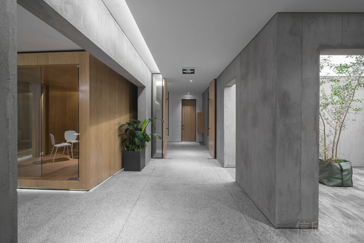 工業(yè)風(fēng)辦公室木質(zhì)獨(dú)立洽談室走廊裝修