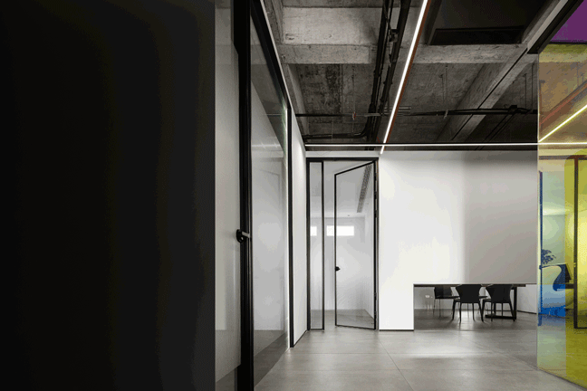 工業(yè)風彩色落地式玻璃效果圖