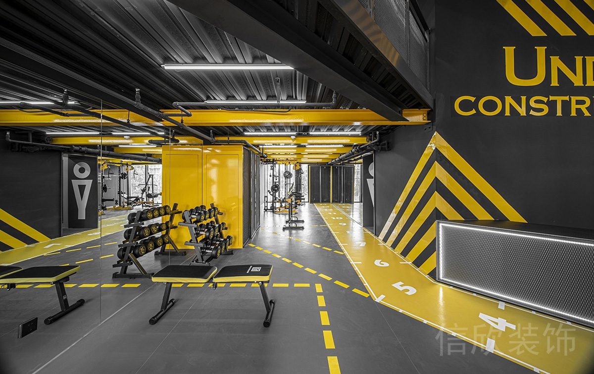 工業(yè)風(fēng)天花板搭配數(shù)字設(shè)計地板涂鴉健身房效果圖