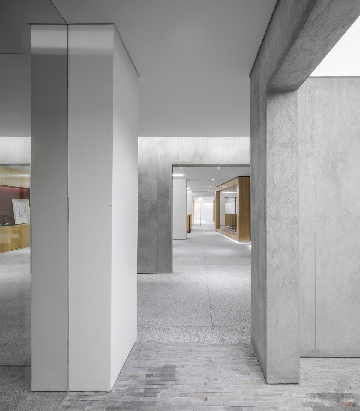 工業(yè)風(fēng)現(xiàn)代辦公室裝修設(shè)計(jì)灰色走廊效果圖