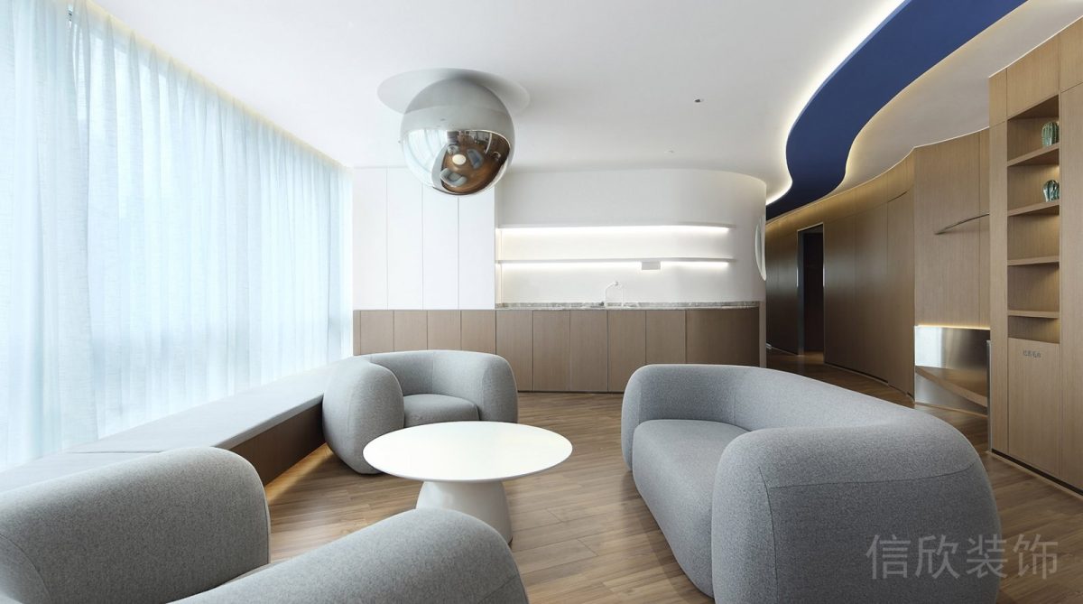 灰色棉麻布沙發(fā)天花鏡面球體金屬設(shè)計(jì)茶水間