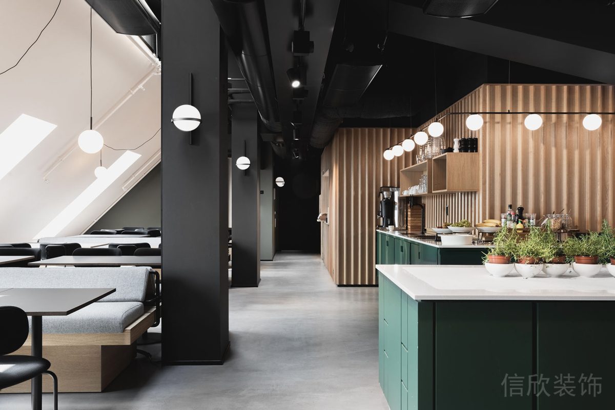 黑色墻體設(shè)計簡約現(xiàn)代辦公室休息區(qū)茶水間木質(zhì)條紋墻壁