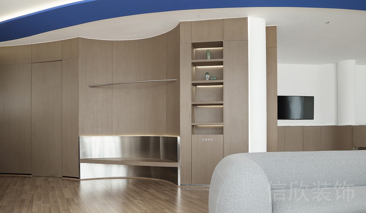 弧形原木墻板設(shè)計(jì)鏤空式置物架裝修健身房