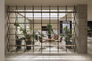 幾何創(chuàng)意金屬木飾面空間隔斷置物架辦公室設(shè)計