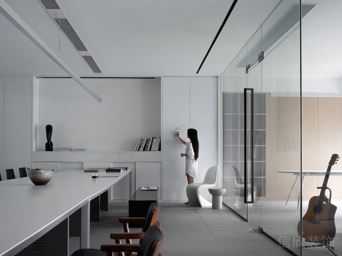 極簡風(fēng)玻璃隔斷辦公室會議廳裝修設(shè)計(jì)效果