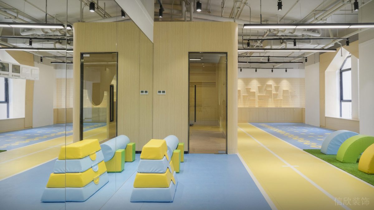 鏡面玻璃休息區(qū)瑜伽培訓(xùn)機(jī)構(gòu)裝修圖