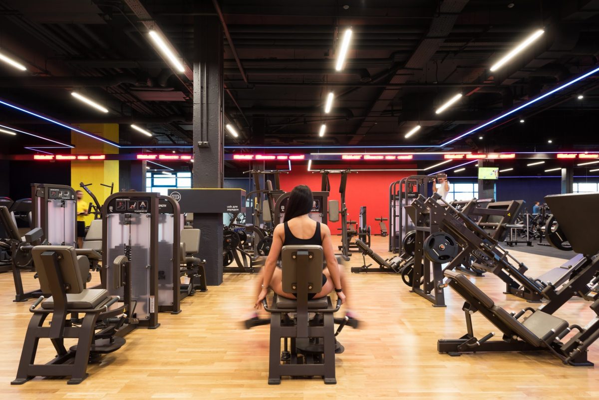 健身房大器械設(shè)施裝修工業(yè)風(fēng)設(shè)計天花吊頂