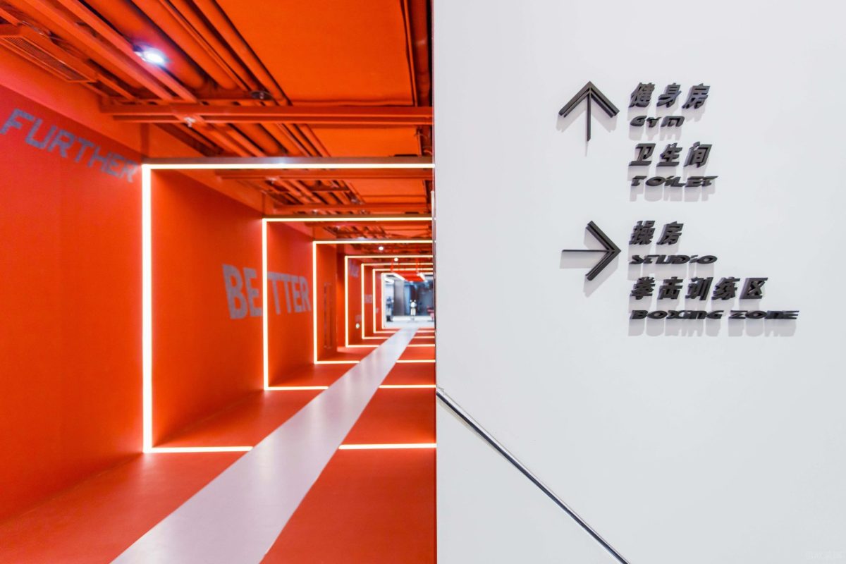 健身房紅色過道設計工業(yè)風裝修設計環(huán)形led燈飾設計圖