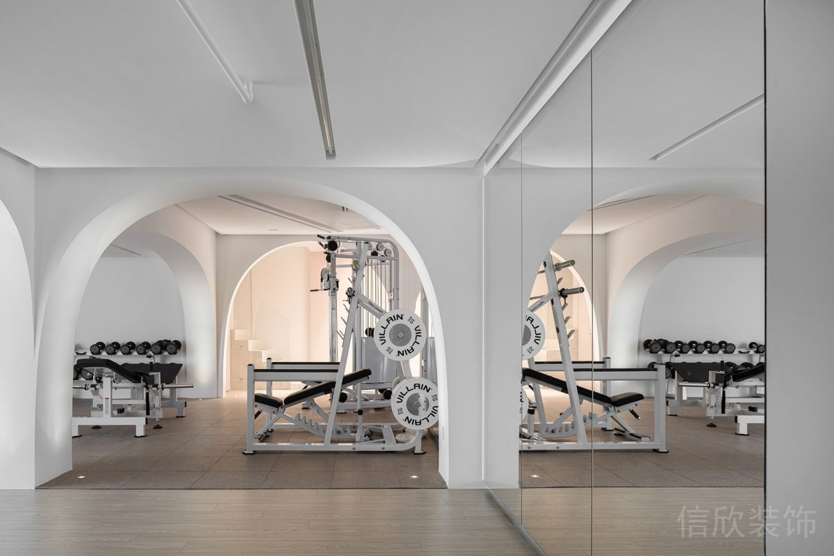 健身房裝修設(shè)計力量區(qū)鏡面裝修效果圖