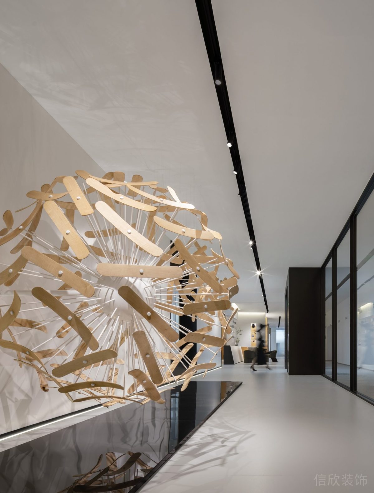 鏤空木質(zhì)藝術(shù)設計過道裝修辦公室