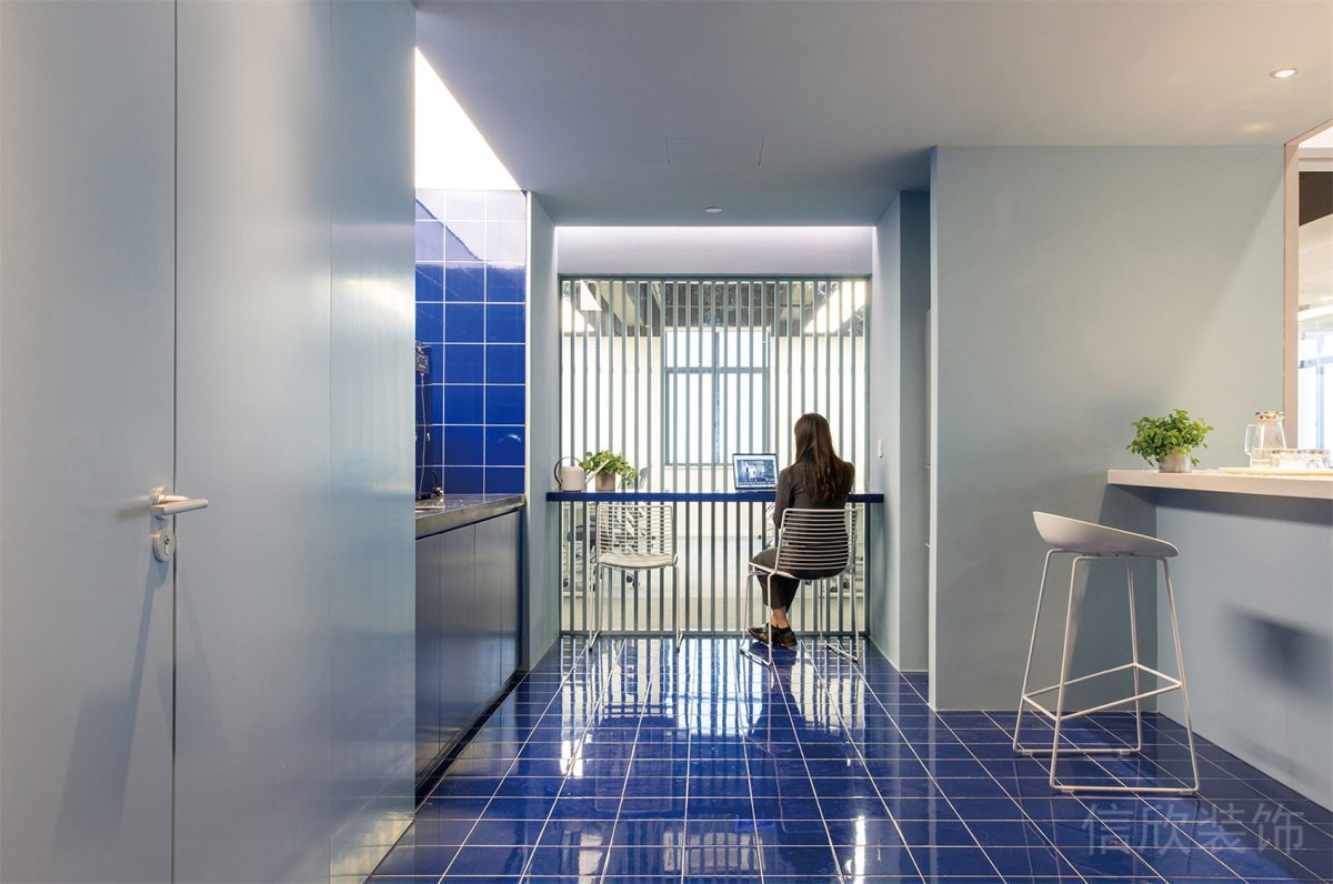 藍色方磚辦公室公共休息區(qū)域設(shè)計圖