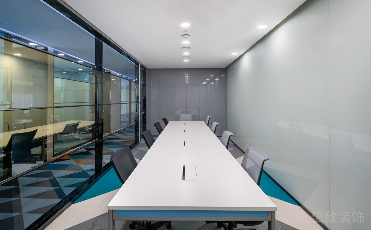 藍(lán)色透色玻璃隔斷活動辦公區(qū)直線型辦公室