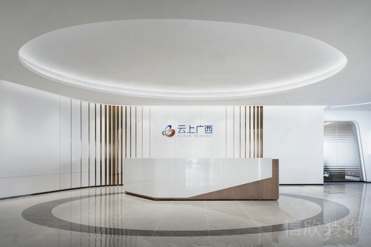 旅游公司辦公室裝修前臺(tái)環(huán)形天花板條紋形象板裝修
