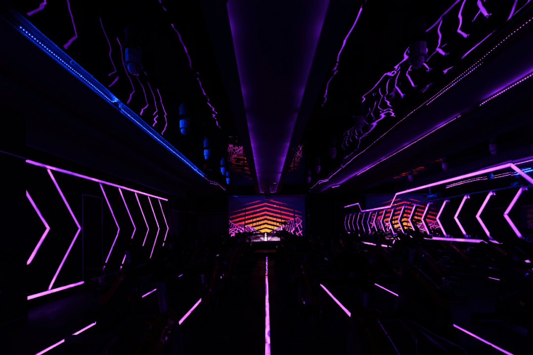 霓虹燈全屋裝修設(shè)計(jì)動(dòng)感單車(chē)教室