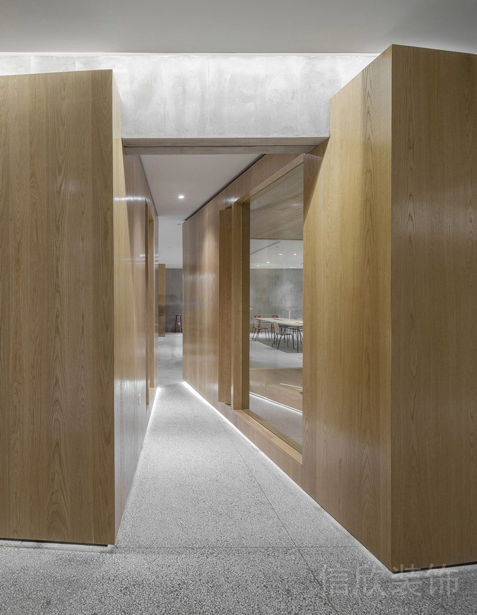 實(shí)木風(fēng)過(guò)道設(shè)計(jì)水磨石地板設(shè)計(jì)辦公室