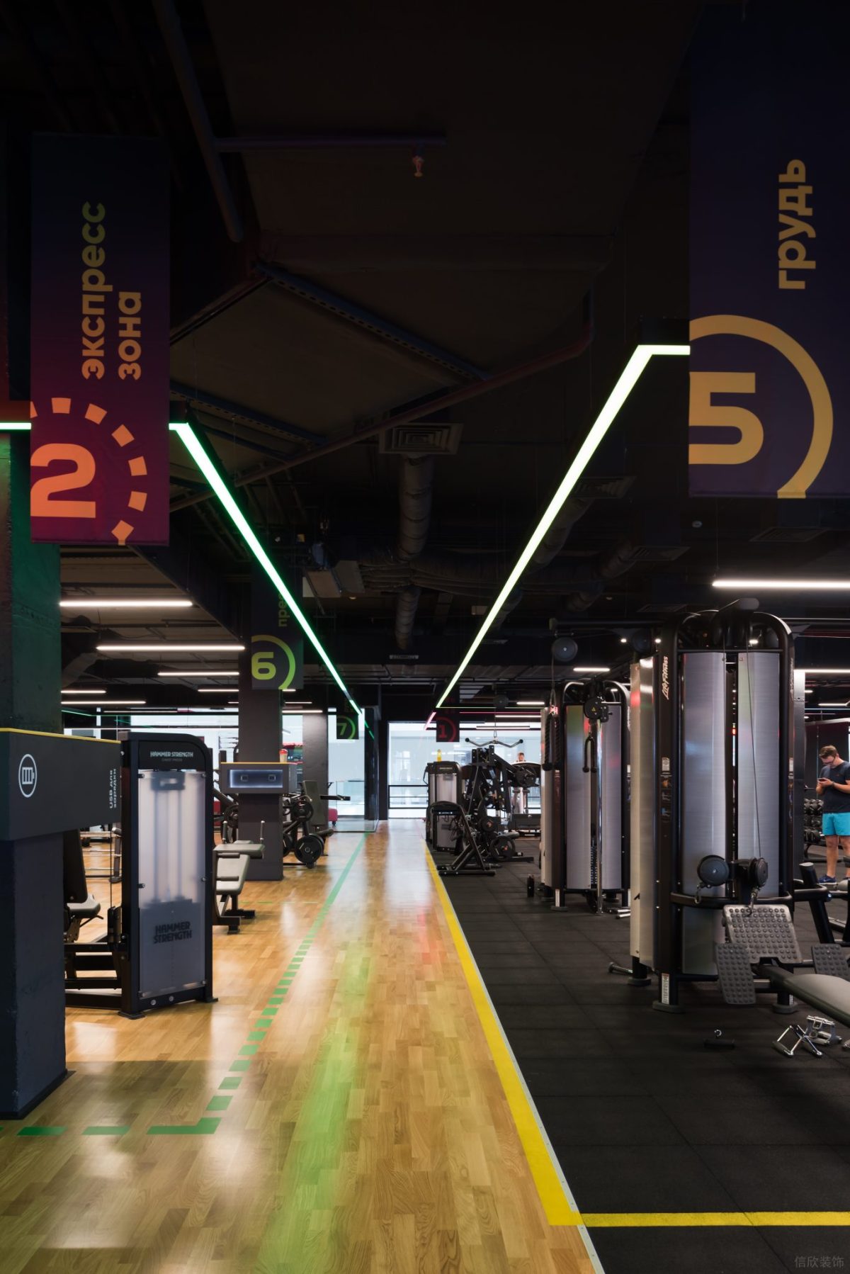 數(shù)字引導(dǎo)直線式木質(zhì)過道健身房設(shè)計圖