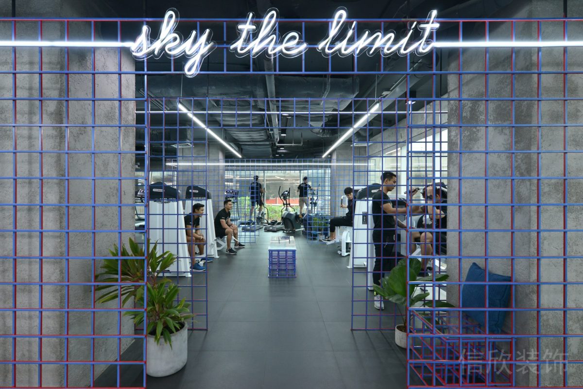 網(wǎng)面鏤空墻體設(shè)計健身房過道效果