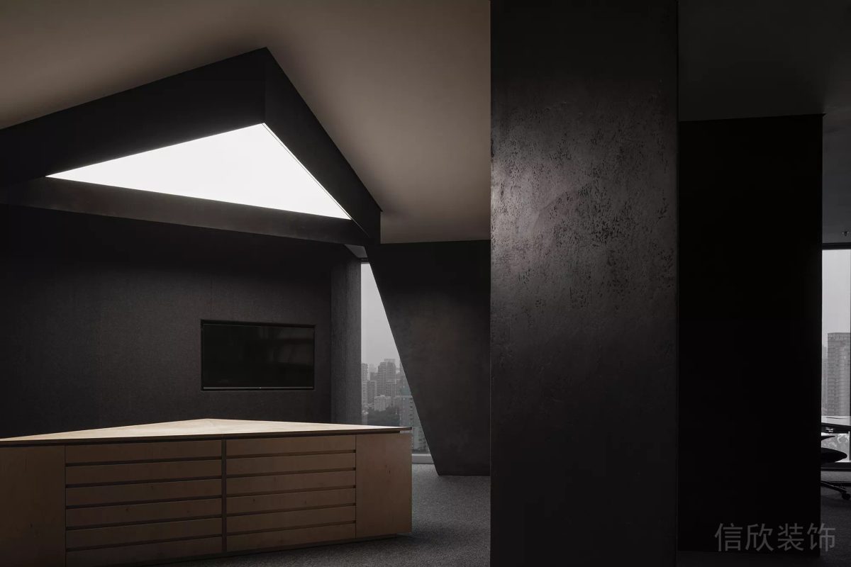 現(xiàn)代工業(yè)風三角形桌子搭配三角形吸頂燈效果圖