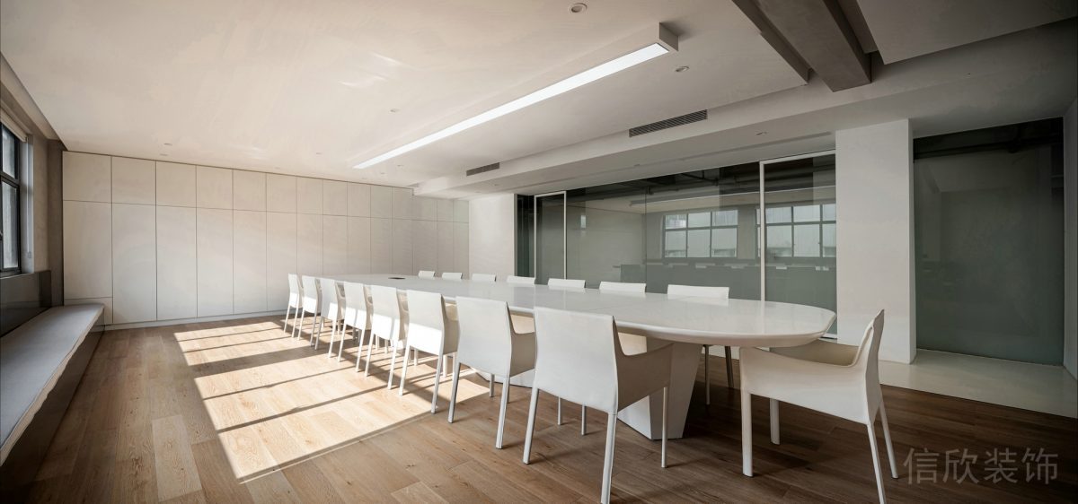 現(xiàn)代簡約白色桌椅搭配原木地板會(huì)議室裝修設(shè)計(jì)
