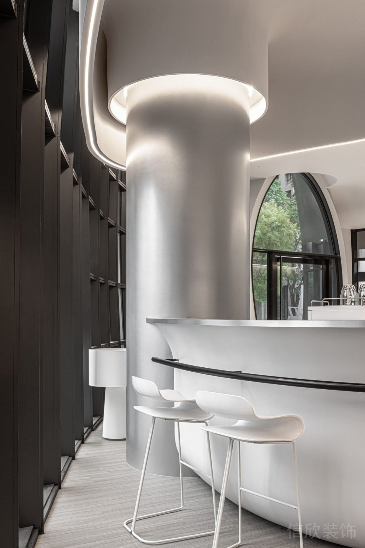 現(xiàn)代簡(jiǎn)約純白高腳椅茶水間設(shè)計(jì)