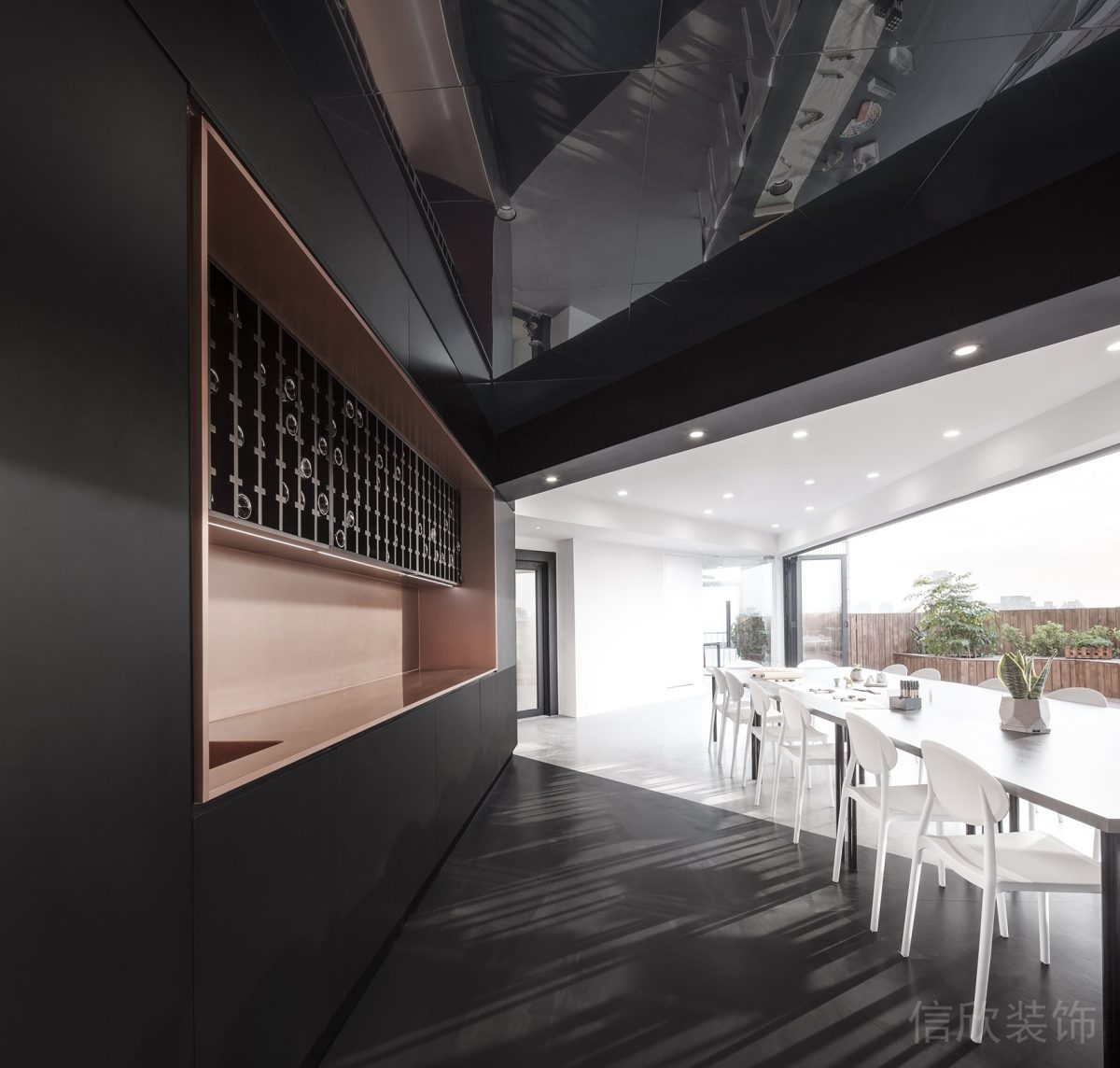 現(xiàn)代簡約風鏡面天花板裝修設計