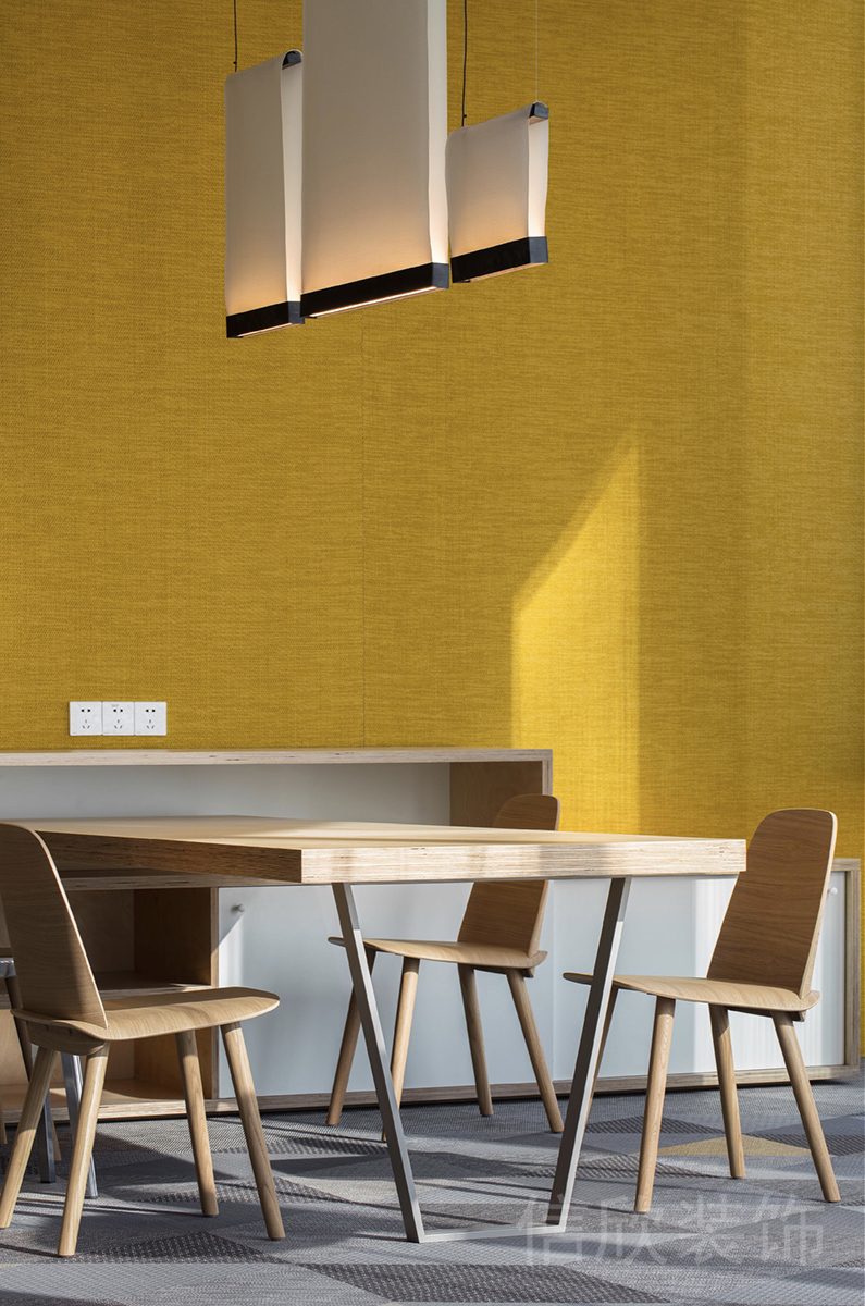 現(xiàn)代簡(jiǎn)約風(fēng)原木桌椅辦公室裝修設(shè)計(jì)