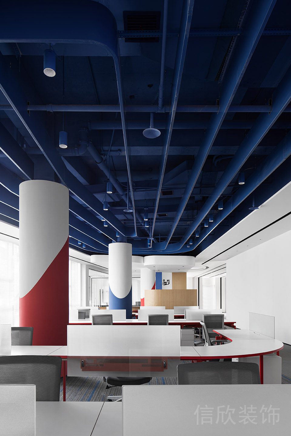 現(xiàn)代簡(jiǎn)約環(huán)形桌板辦公室效果圖