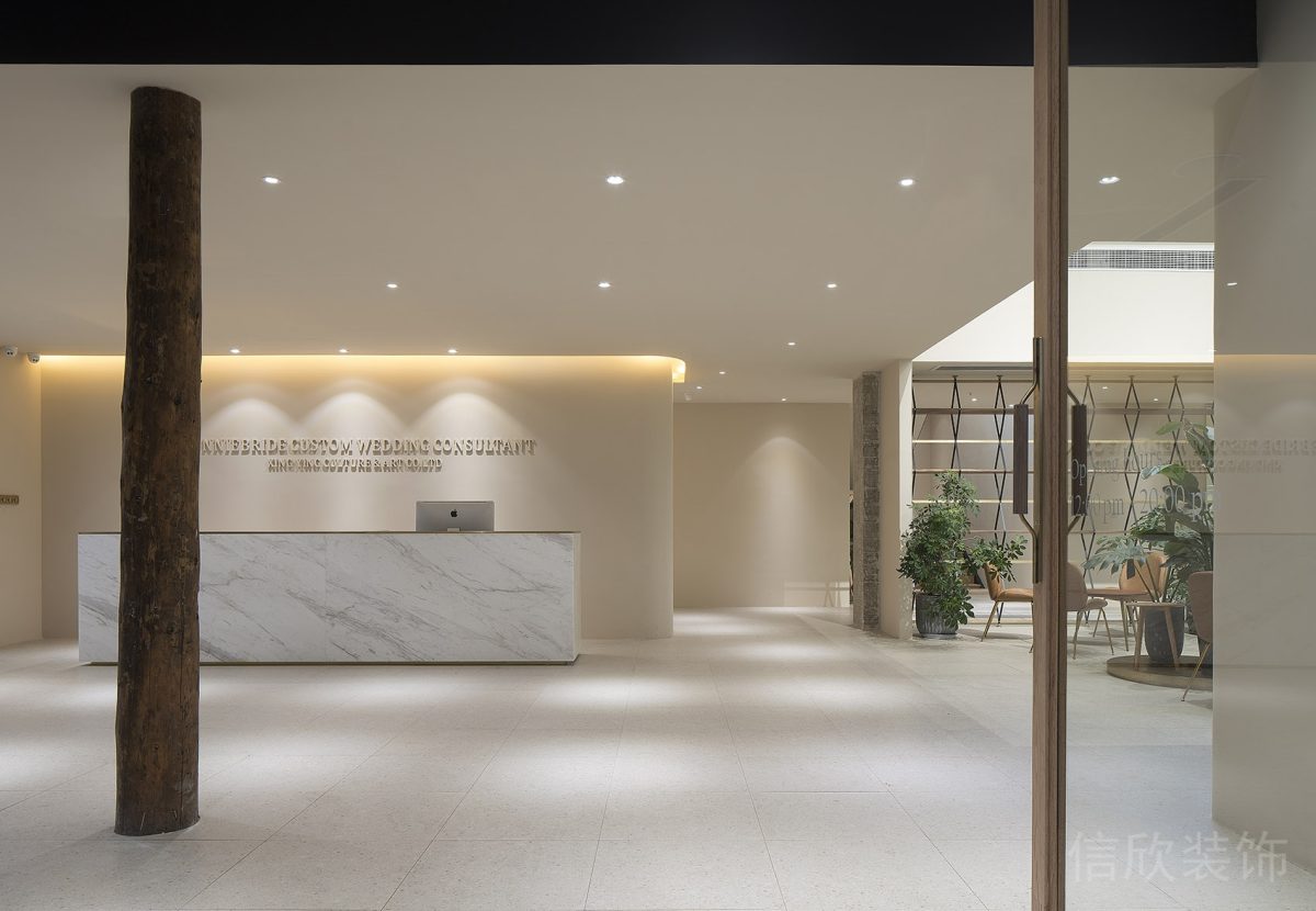 現(xiàn)代奶油風(fēng)樹木墻柱前臺(tái)區(qū)辦公室設(shè)計(jì)