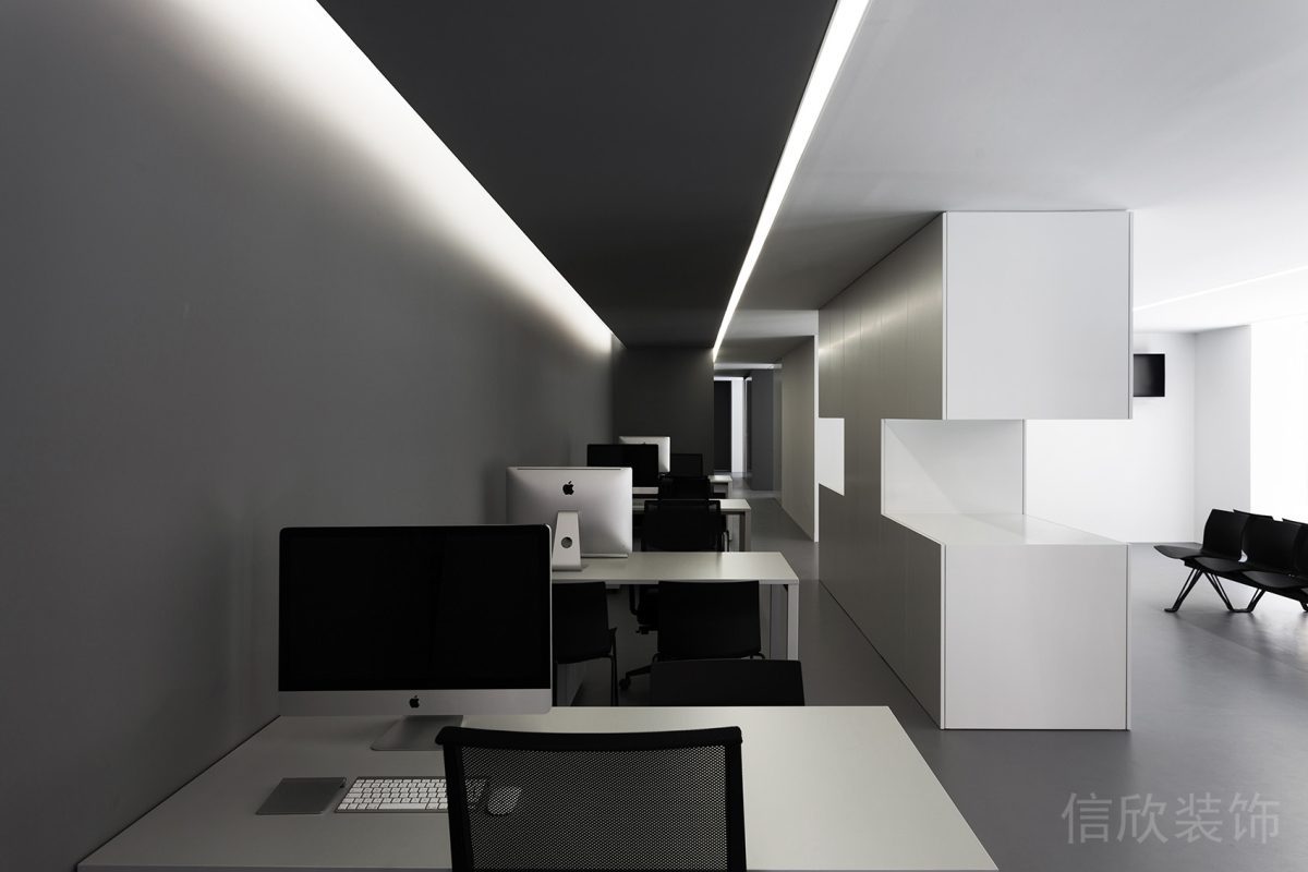 現(xiàn)代商務風開放式員工工作區(qū)吸頂燈設計