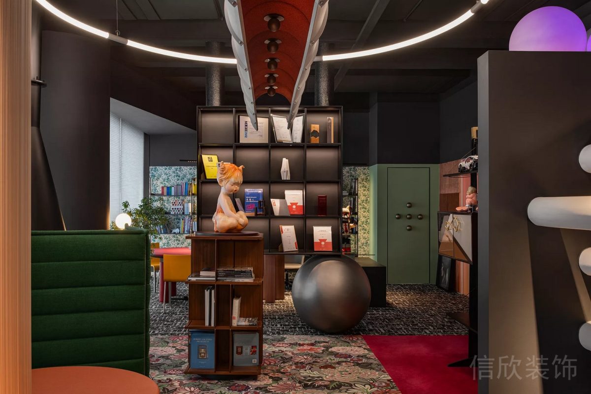 現(xiàn)代藝術(shù)毛毛蟲樣式條形吊燈辦公室裝修設(shè)計