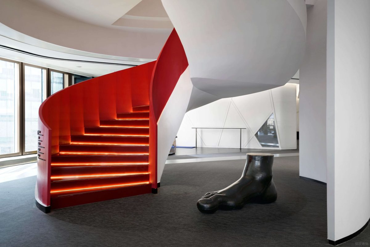 旋轉環(huán)形樓梯紅白撞色健身房裝修