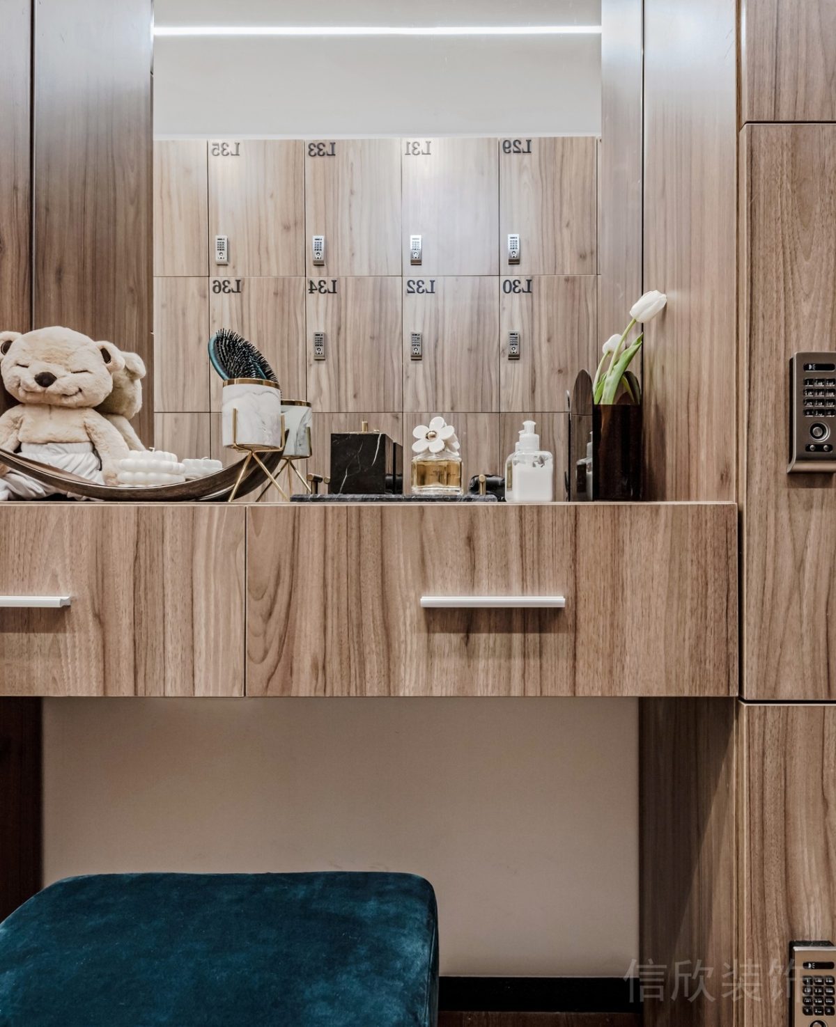 瑜伽機(jī)構(gòu)梳妝臺休息區(qū)鏡面定制一體式設(shè)計(jì)