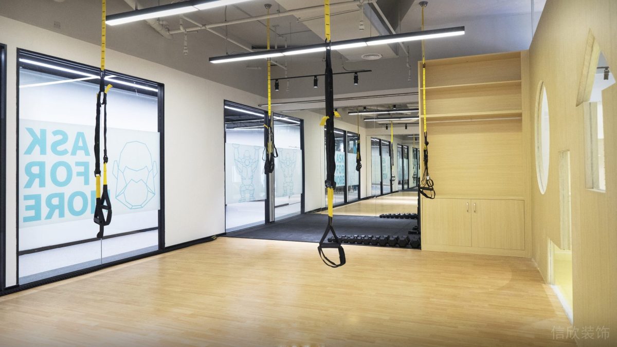 原木裝修瑜伽區(qū)透明玻璃門板設(shè)計(jì)