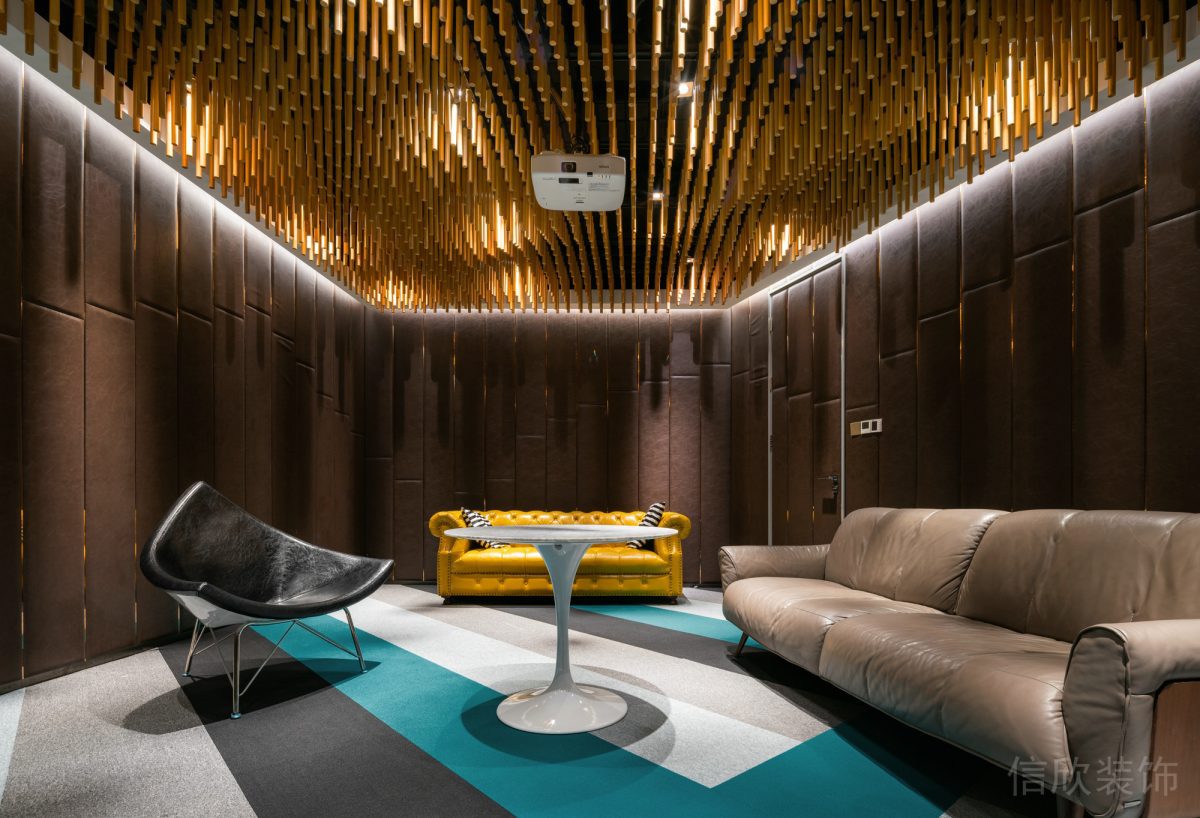 辦公室設計影音室員工討論區(qū)域鎏金天花效果圖