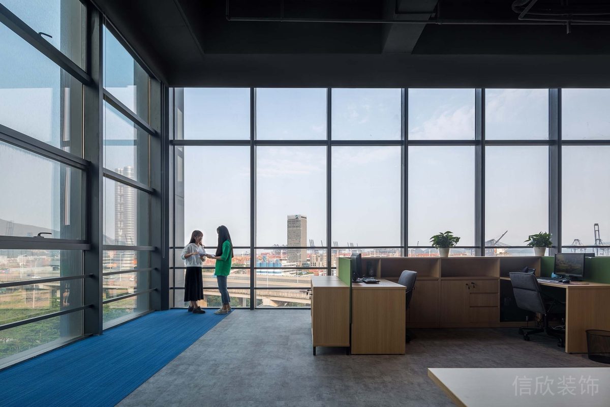 辦公室玻璃隔斷木質(zhì)效果圖藍(lán)色pvc過道效果圖裝修